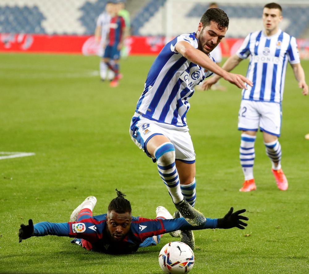 La Real se aprovecha de la pena del Levante