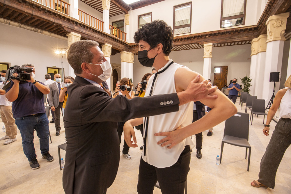 El presidente regional saluda a la ciudadrealeña Merche Castellanos, portera de la selección de balonmano.