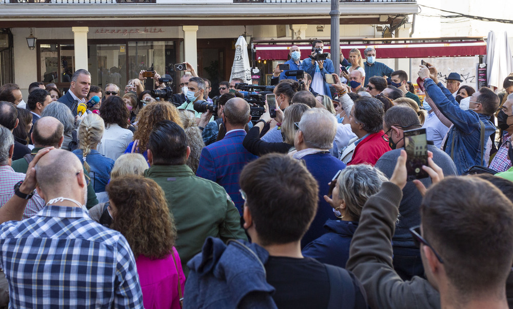 Decenas de personas acompañaron a Ortega Smith en la plaza Mayor de Ciudad Real. 