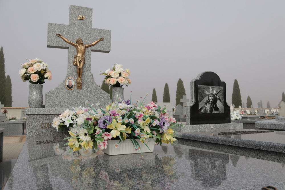 El cementerio se prepara para el Día de Todos los Santos 
