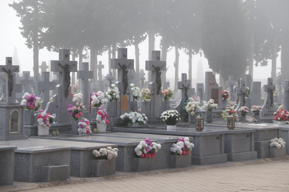 El cementerio se prepara para el Día de Todos los Santos 
