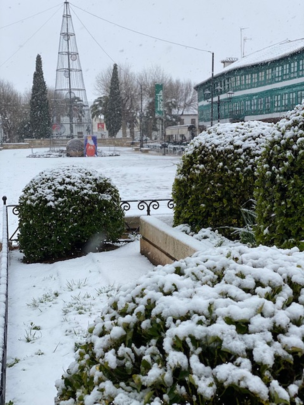 La plaza Mayor de Almagro, cubierta por la nieve  / JOSÉ DOMINGO