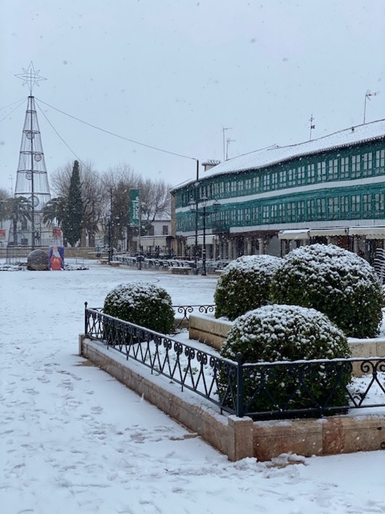 La plaza Mayor de Almagro cubierta por la nieve  / JOSÉ DOMINGO