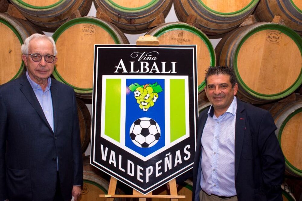 Félix Solís y Luis Palencia, junto al escudo del club.