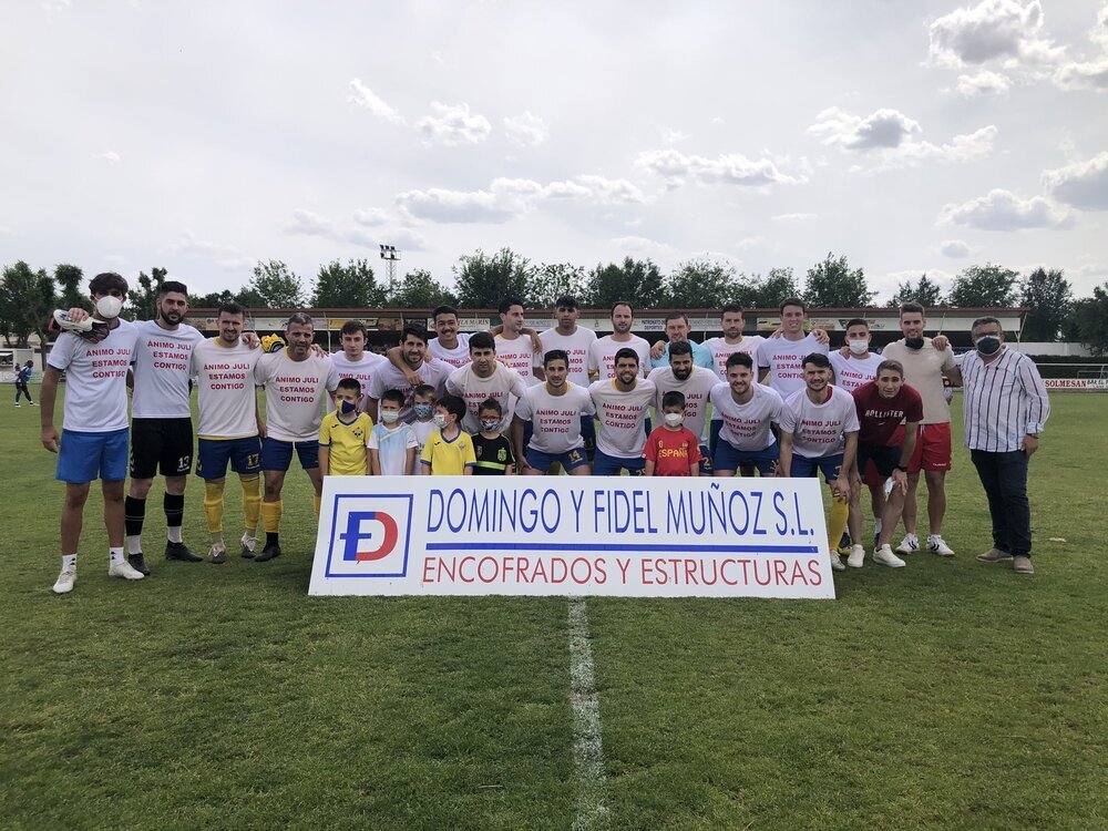 Los jugadores de La Solana mostraron una camiseta de ánimo al lesionado Juli.