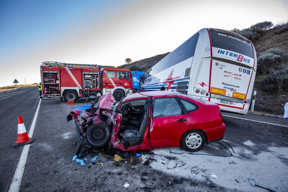 accidente de tráfico entre un autobús conttra una grua y un coche en la N 430, nacional 430 carrtera de Piedrabuena a 3 kilometros del pueblo por el hielo, bomberos, guardia civil, ambulancia, emergencia, accidente de tráfico con 16 heridos, en la N-43  / RUEDA VILLAVERDE