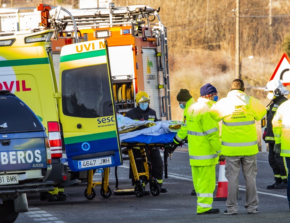 accidente de tráfico entre un autobús conttra una grua y un coche en la N 430, nacional 430 carrtera de Piedrabuena a 3 kilometros del pueblo por el hielo, bomberos, guardia civil, ambulancia, emergencia, accidente de tráfico con 16 heridos, en la N-43  / RUEDA VILLAVERDE