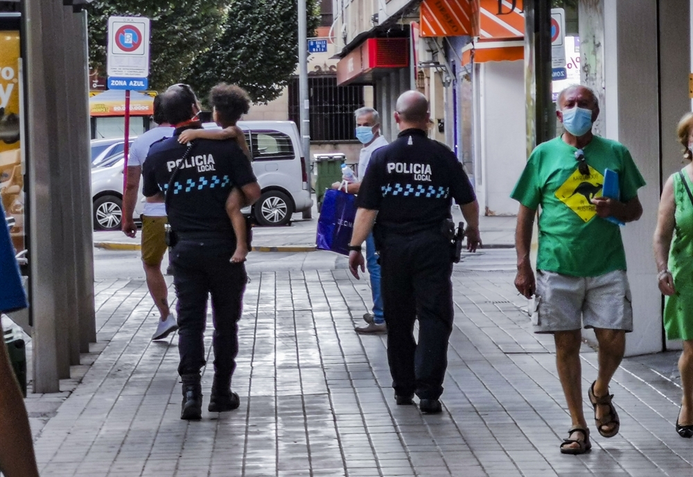 Dos policías locales de patrulla por el centro cuando se acaban de cumplir 171 años de historia del Cuerpo