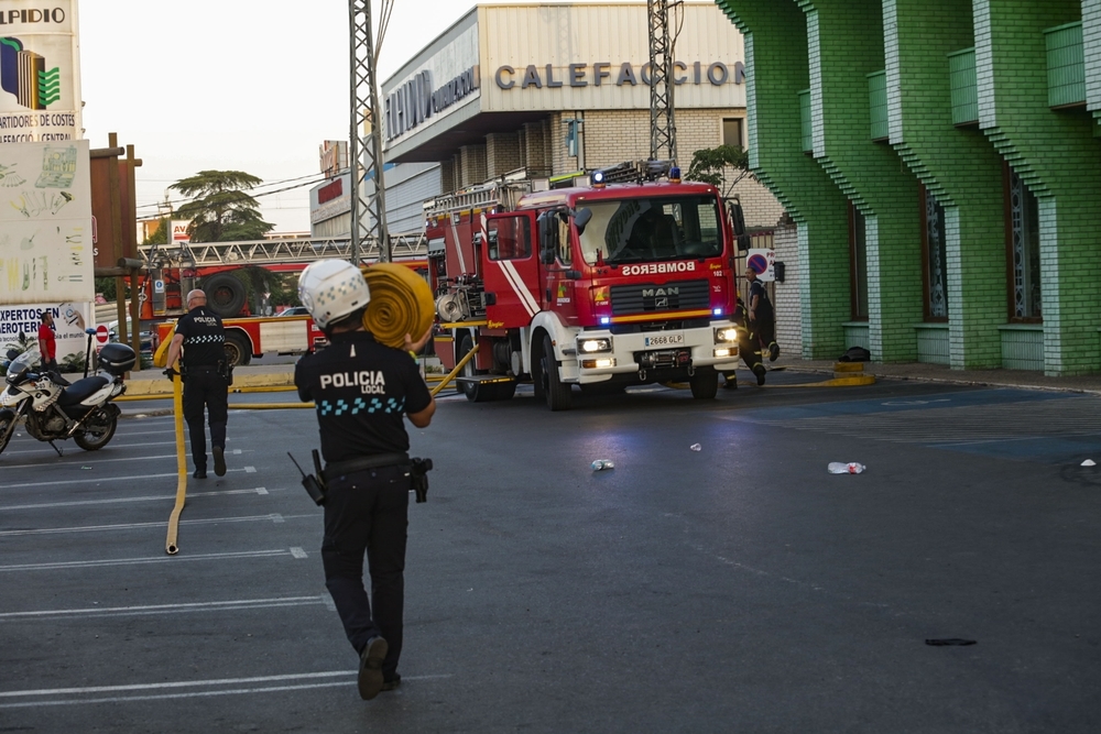 Agentes de la Policía Local en el polígono donde se declaró un incendio.