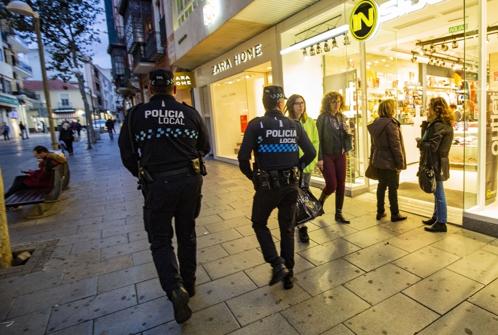 Agentes de la Policía Local, de patrulla por el centro para prevenir delitos y la expansión del coronavirus