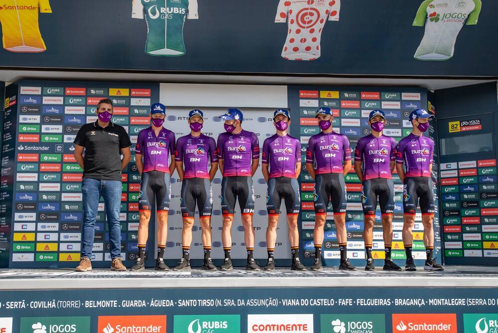 Isaac Cantón (tercero por la derecha), en la presentación del Burgos BH por parte de la organización de la Vuelta a Portugal.
