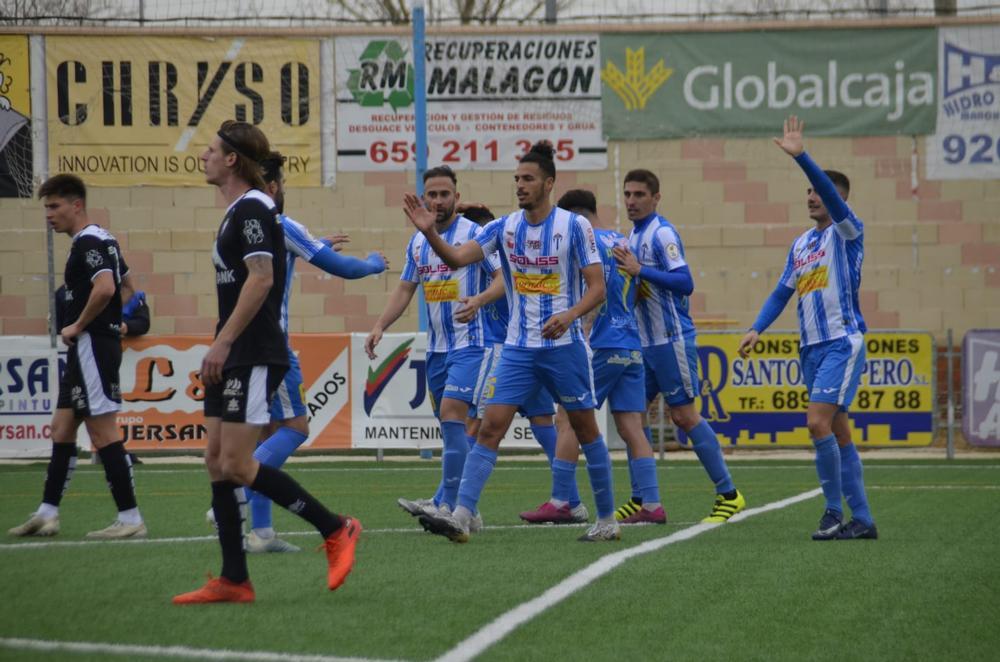 Los jugadores del Villarrubia celebran el gol del empate.