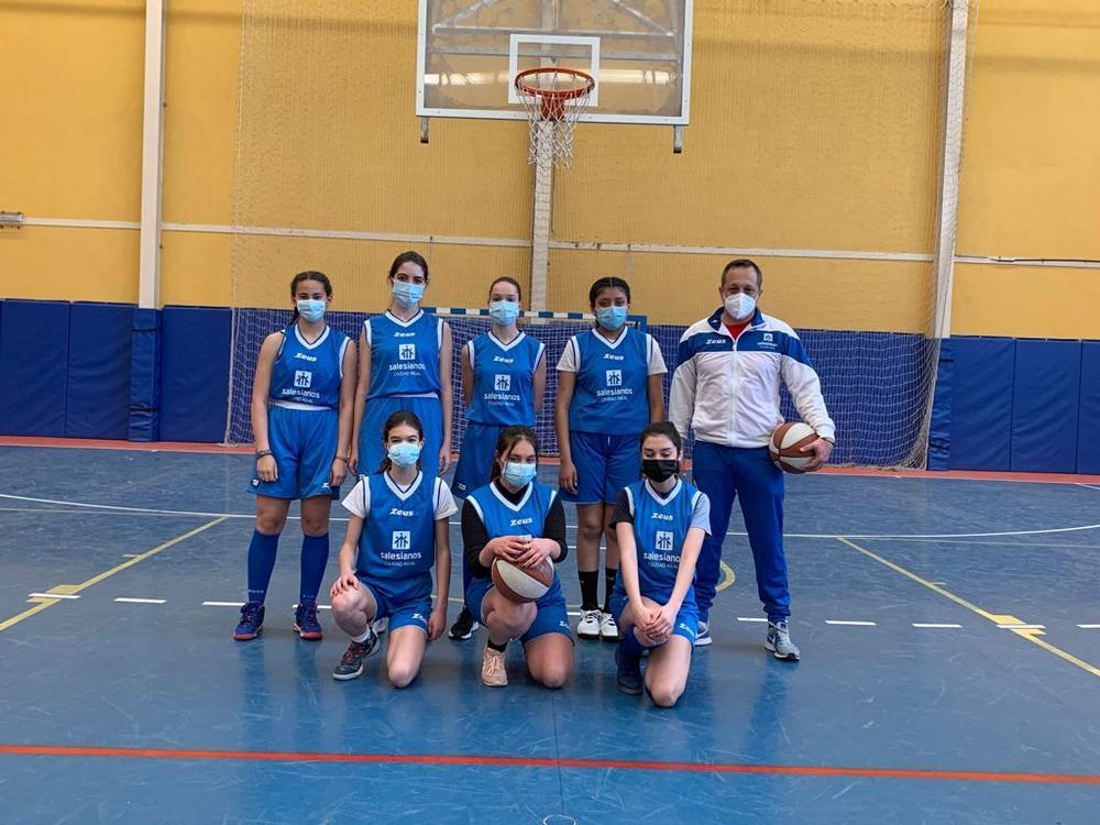 Equipo cadete femenino del colegio Salesianos de Ciudad Real de baloncesto.