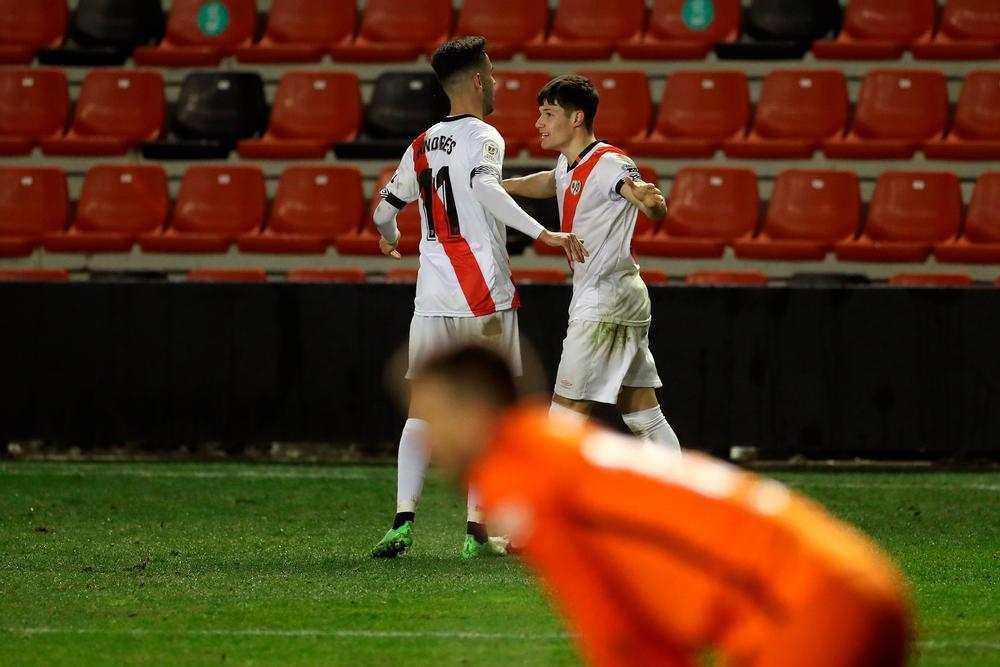 El jugador bolañego (a la derecha) celebra su gol con Andrés.