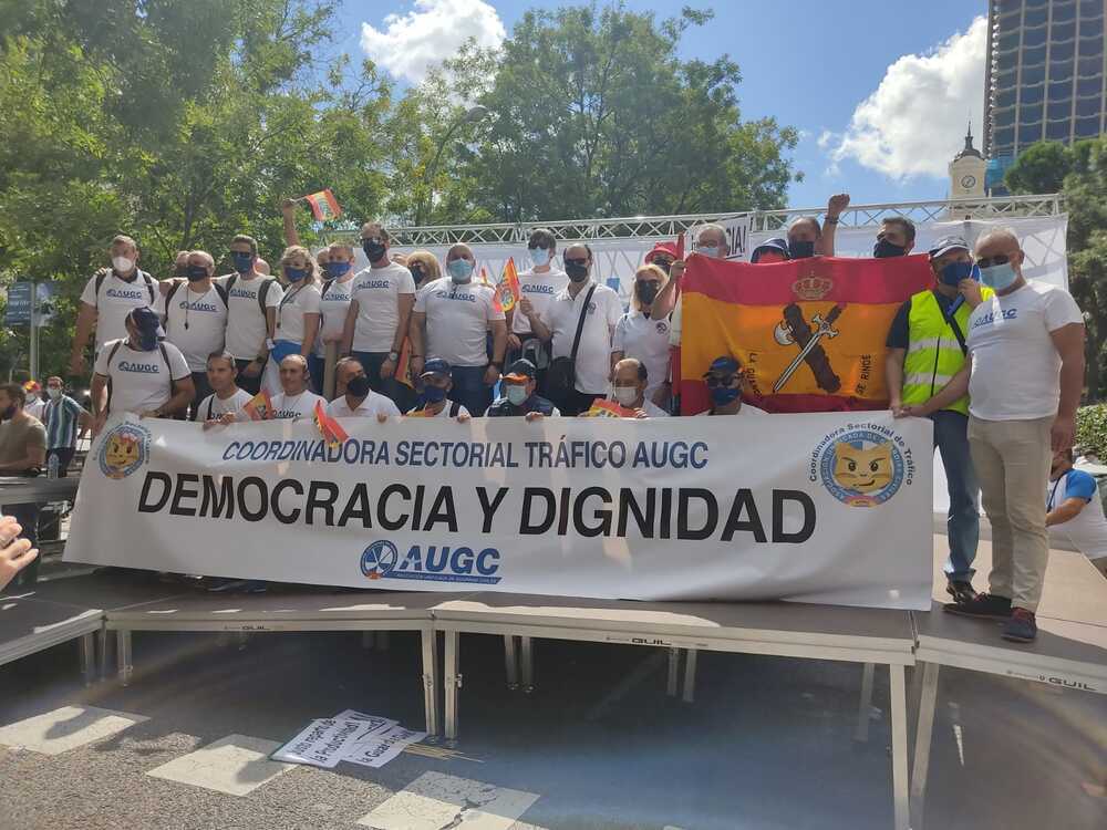 Instan a la dignidad en el trabajo y a que entre la democracia en la Guardia Civil