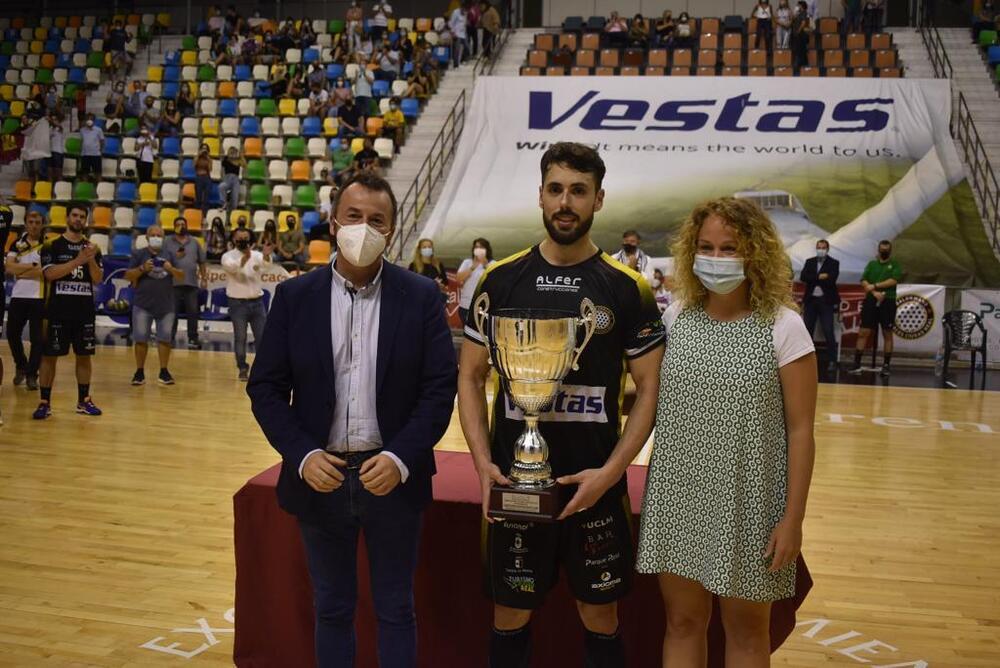 El capitán del Vestas Alarcos, Jota Serrano, recoge el trofeo de campeón junto al diputado Dionisio Vicente y María López, presidenta de la Federación Territorial.