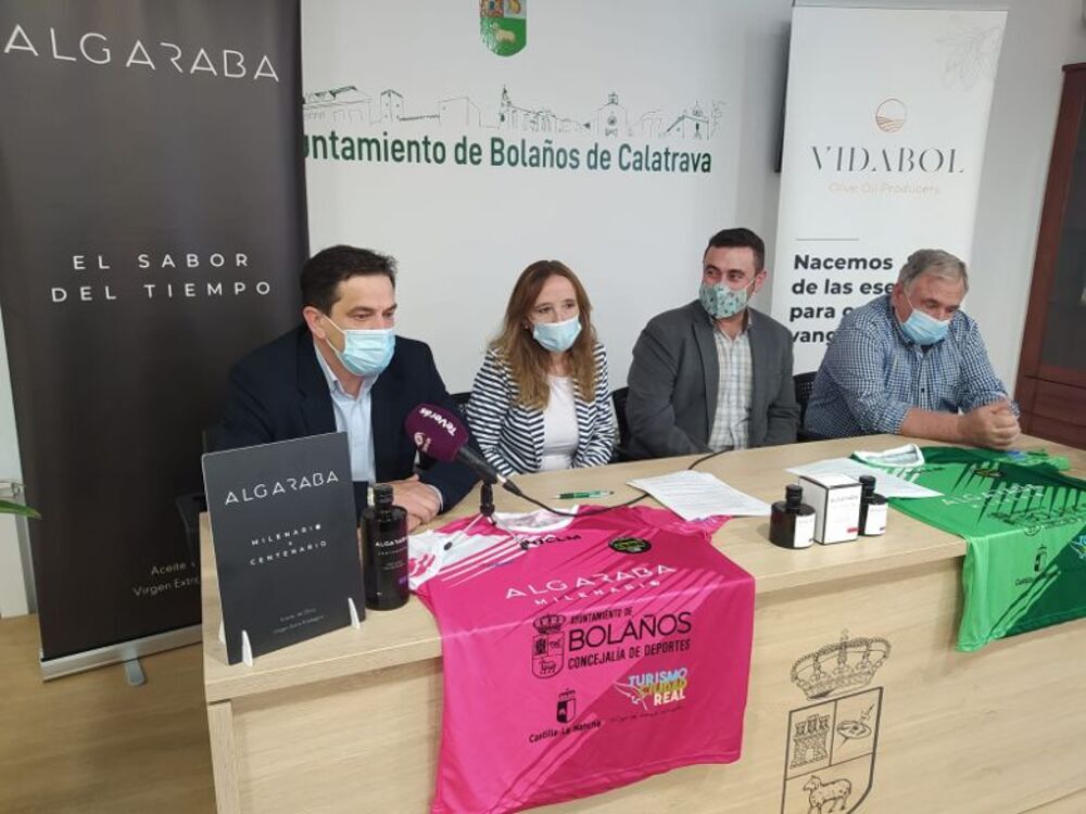 La presidenta del club, Ana Almansa, junto con el alcalde de Bolaños (izquierda) y los representantes de Vidabol.
