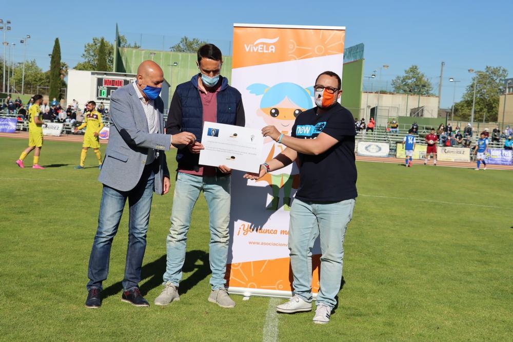 Pascual Pérez, presidente del CD Manchego, y Rafa García, director de su escuela, hacen entrega del cheque a Gonzalo Barrera, presidente de VivELA.