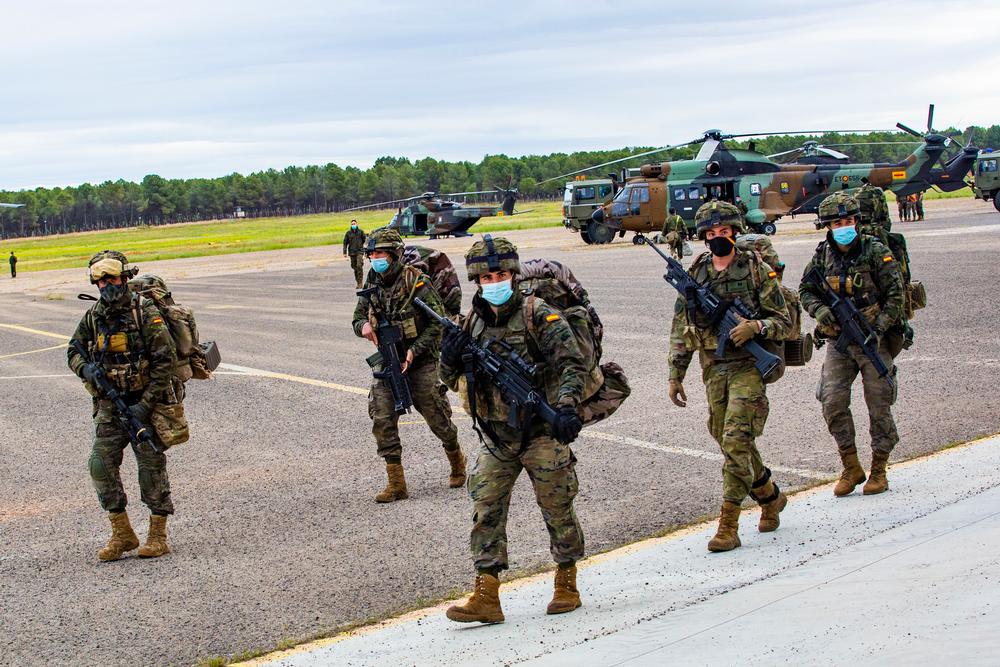 Maniobras militares en la base de helicópteros de almagro, Maniobras militares Martial Resolve, en la base de helicópteros de almagro, con varias unidades, paracaidaistas, boinas veredes, cuerpo especiales etc. ejercito, varios tipos de , helicópteros   / RUEDA VILLAVERDE