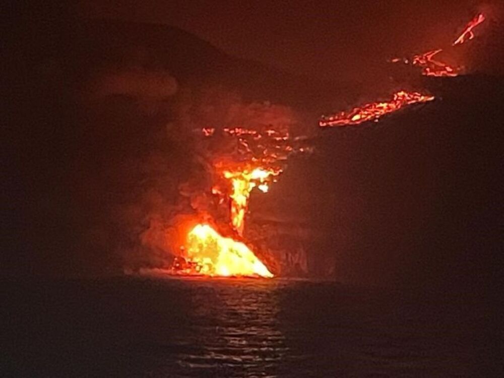 La colada de lava en el momento en que alcanza el mar en la isla de La Palma, en una imagen tomada desde el buque oceanográfico Ramón Margalef  / INSTITUTO ESPAÑOL DE OCEANOGRAFÁ