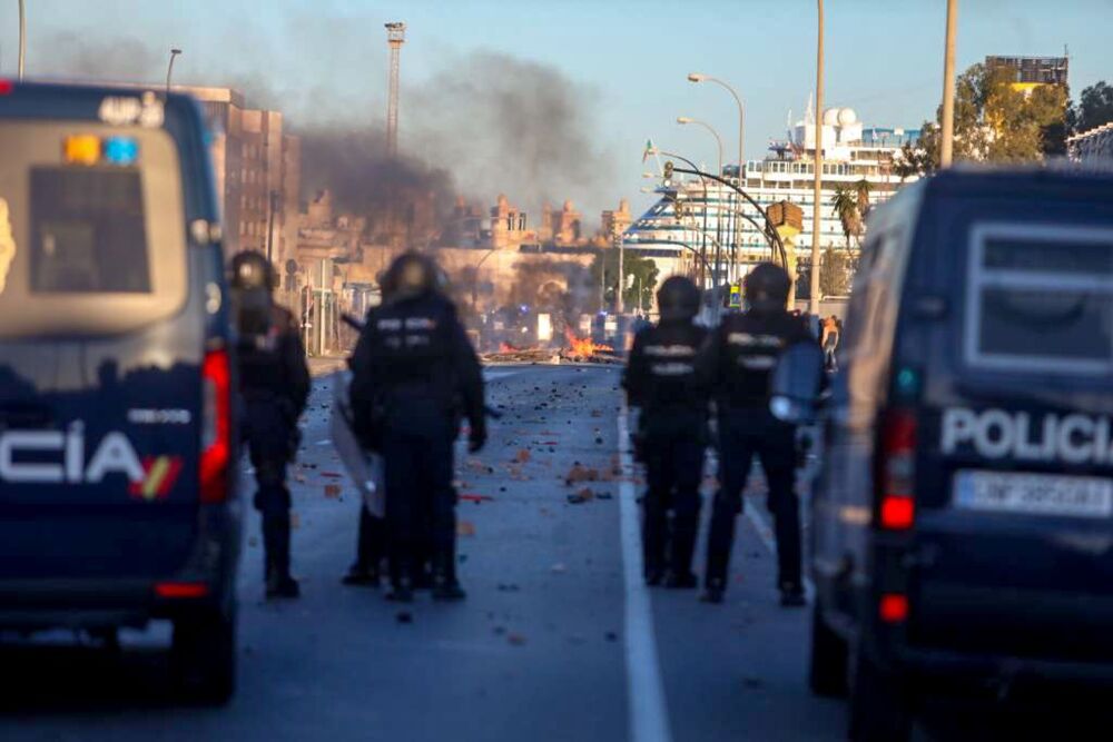 Barricada en la huelga del metal en la avenida de Astilleros en Cádiz.  / NACHO FRADE   EUROPA PRESS