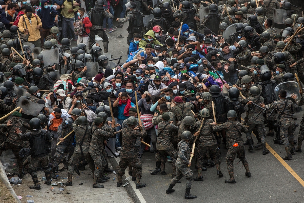 Caravana migrante hondureña esquiva obstáculos en Guatemala y camina hacia EE.UU.  / ESTEBAN BIBA