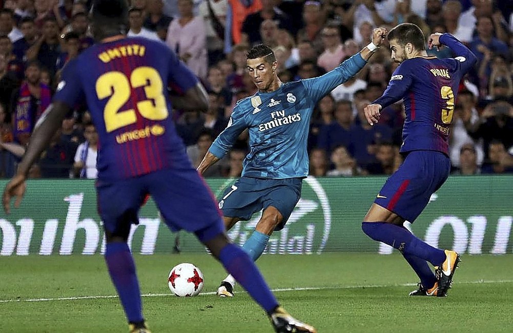 Cristiano, perseguido por Piqué en la última final que jugaron Madrid y Barça, en agosto de 2017.