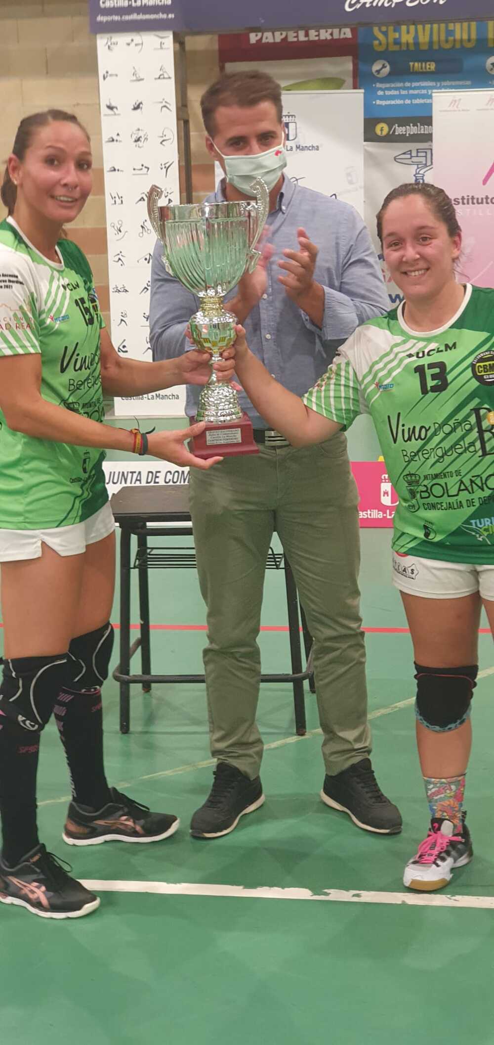 Odalys Escalona (izquierda) y Mariado Aranda, con el trofeo de campeonas junto al director general de Deportes,  Carlos Yuste.