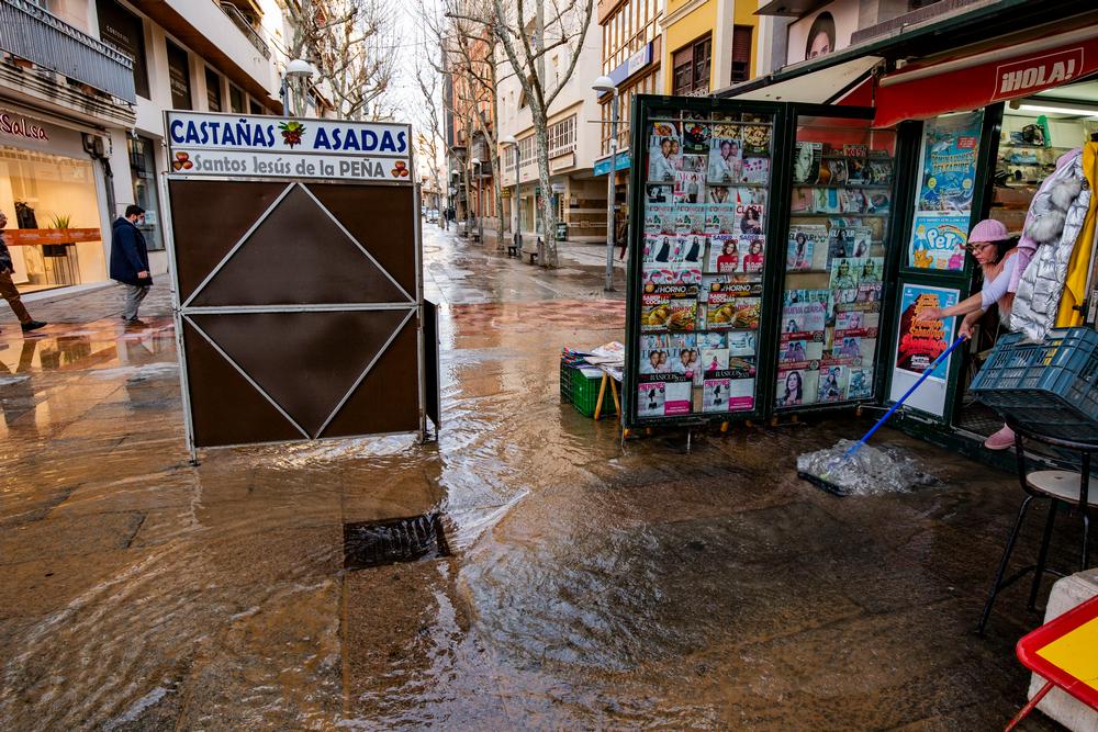 rotura de una tuberÁ­a de agua en la calle Lanza, esquina calle Paloma, al lado de San Pedro, agua, inundación por rotura de tuberÁ­a de agua en Ciudad Real en el centro   / RUEDA VILLAVERDE