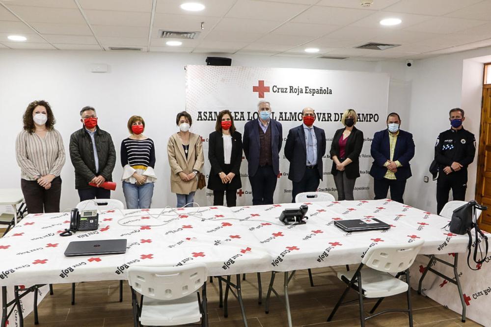 Autoridades y miembros de Cruz Roja posan al término del acto.