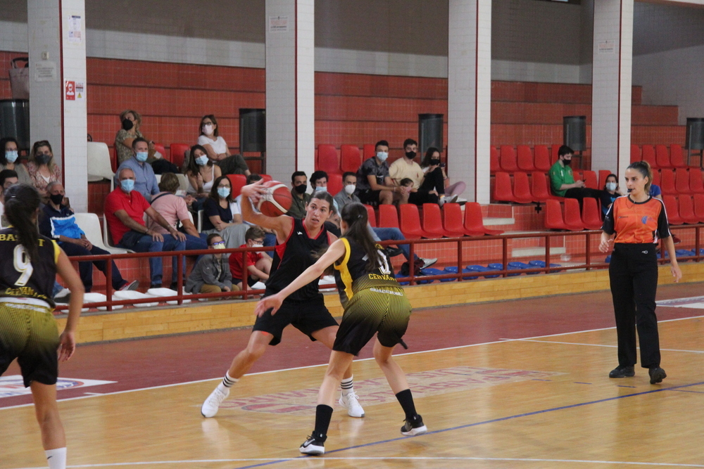 Imagen del partido entre Basket Puertollano y el filial del Basket Cervantes.