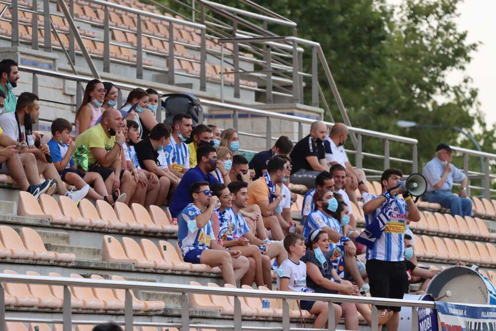Un nutrido grupo de seguidores del Villarrubia, en las gradas del Polideportivo Juan Carlos I.