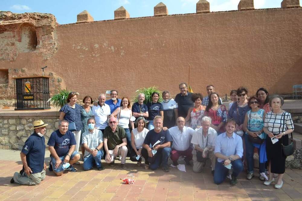 Foto de familia con algunos de los asistentes y representantes de asociaciones