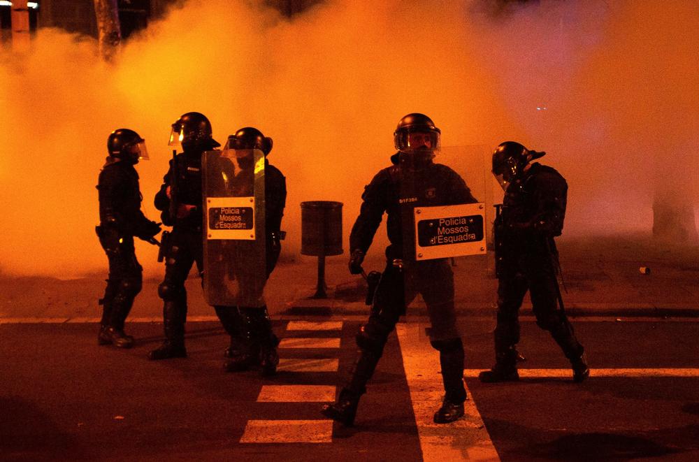 Efectivos policiales en la manifestación de protesta en Barcelona  / ENRIC FONTCUBERTA
