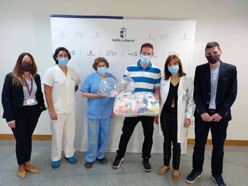 Mayores de Poblete donan patucos a los bebés del hospital