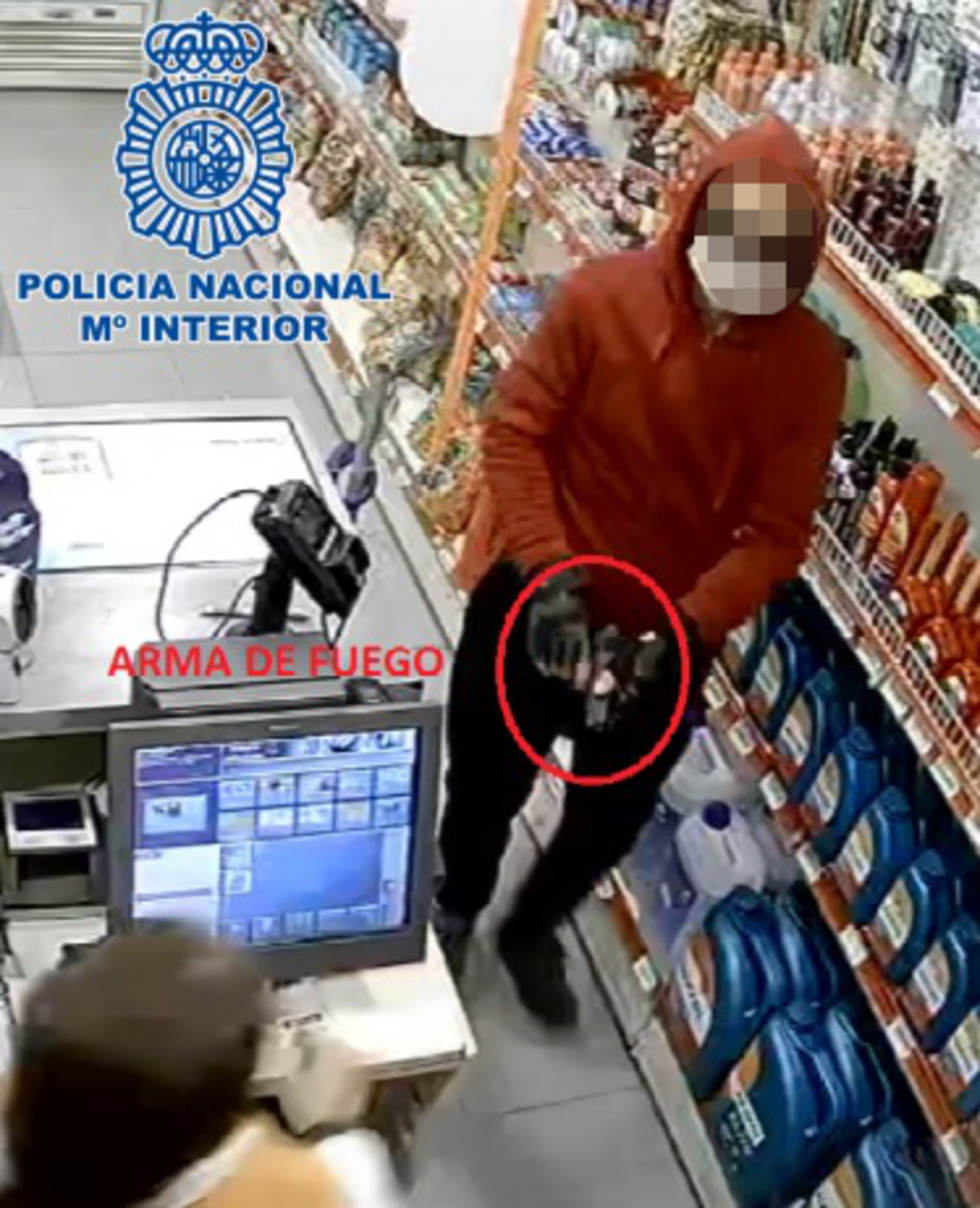 Imagen del acusado grabada por las cámaras en el momento en que entró pistola en mano para perpetrar el atraco en la gasolinera