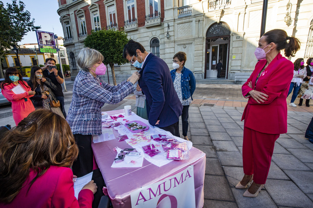 Ciudad Real se tiñe de rosa ante el cáncer de mama