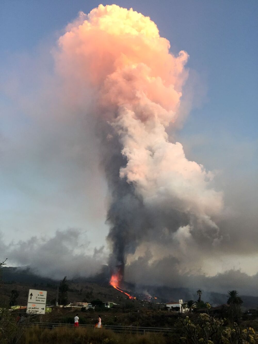 Comienza una erupción volcánica en la Cumbre Vieja de La Palma  / MIGUEL CALERO