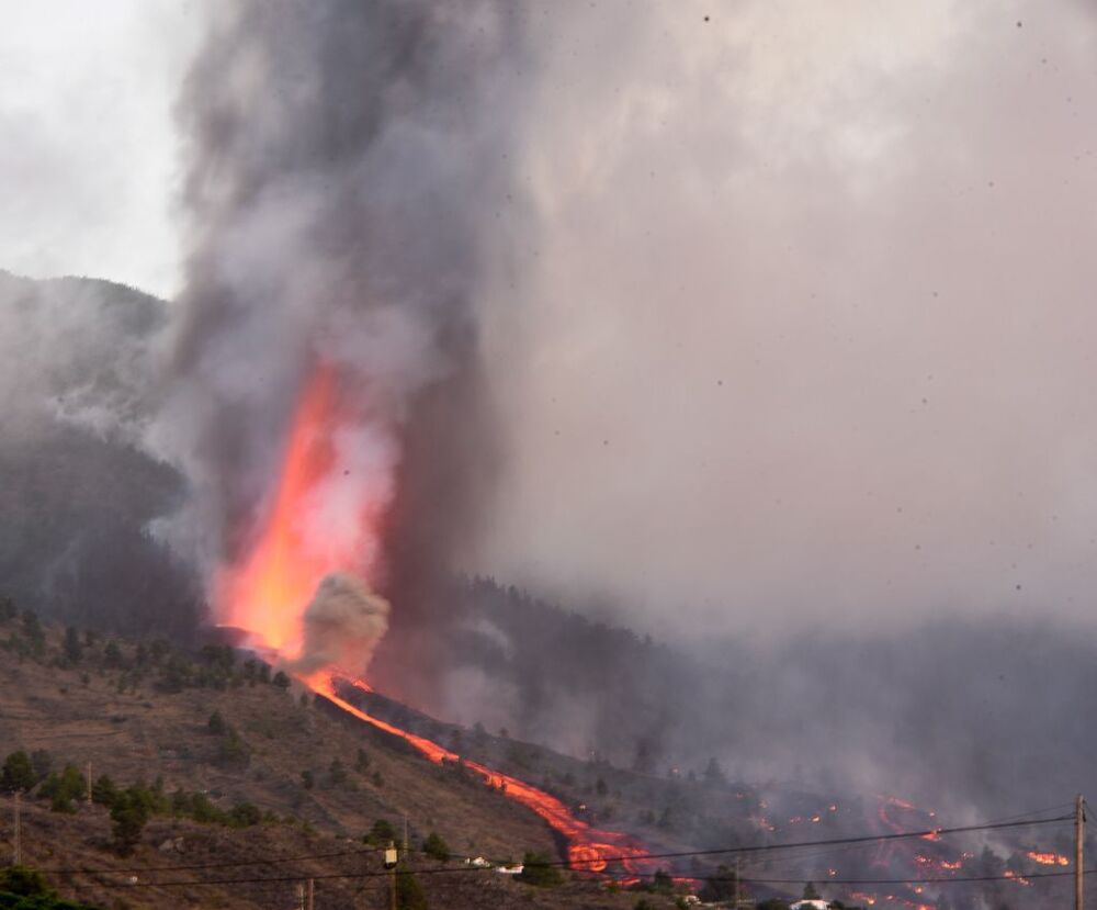 Comienza una erupción volcánica en la Cumbre Vieja de La Palma  / MIGUEL CALERO