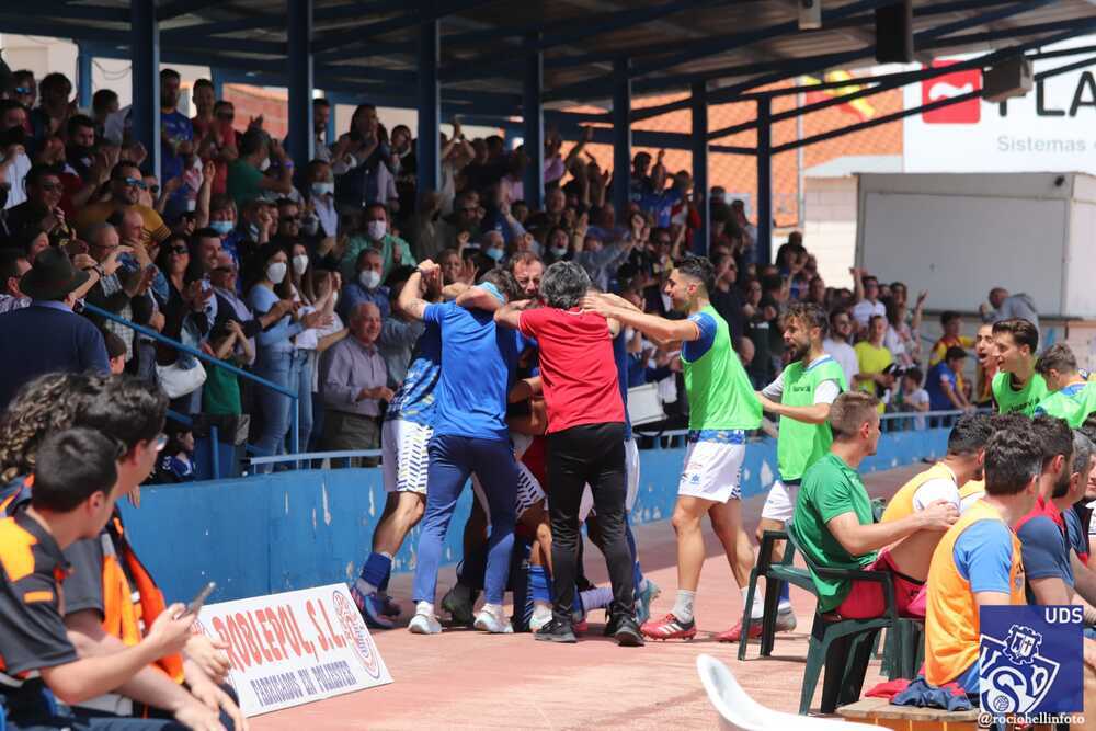 Los jugadores del Socuéllamos celebran el gol con el público de pie en la grada del Paquito Giménez.
