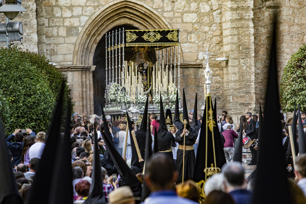 semana santa de ciudad real, procesión de la Hermandad de la Soledad, virgen de la Soledad que sale de San Pedro el Sabado por la tarde