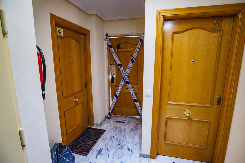 Uno de los detenidos residía en este piso, cuya puerta precintó la Policía Nacional tras la entrada y registro.