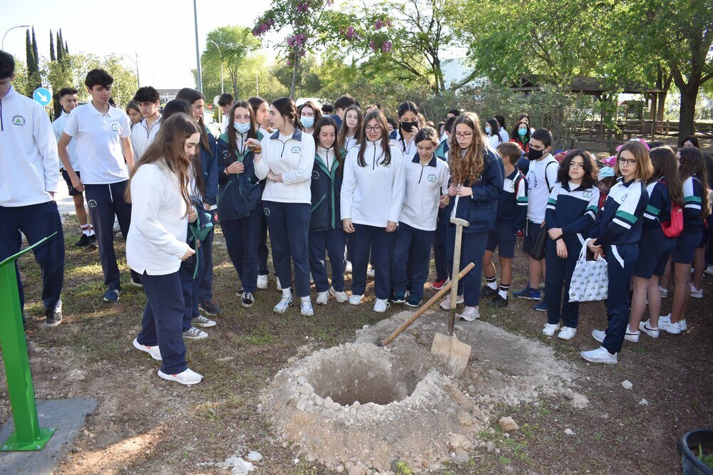 El Santo Tomás celebra el Día del Planeta plantando árboles