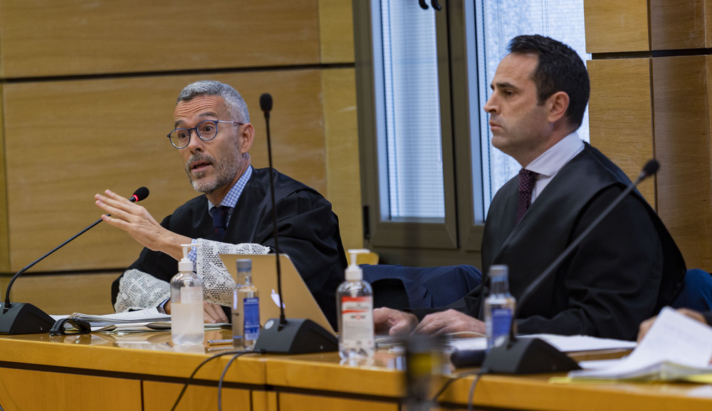 El fiscal, Jesús Gil, durante sus conclusiones, junto al abogado de la acusación particular, Dionisio Guijarro.