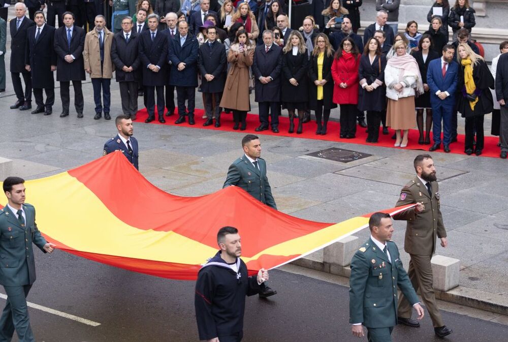 Varios militares portan la bandera nacional durante el acto institucional por el Día de la Constitución en el Congreso de los Diputados.  / EDUARDO PARRA