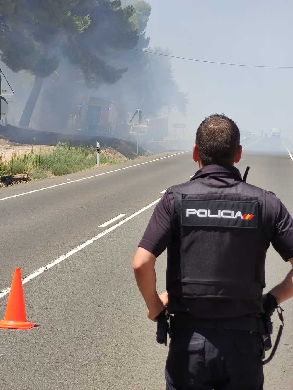 Uno de los policías nacionales que acudió ayer tras el aviso de un incendio en la carretera de Aldea del Rey