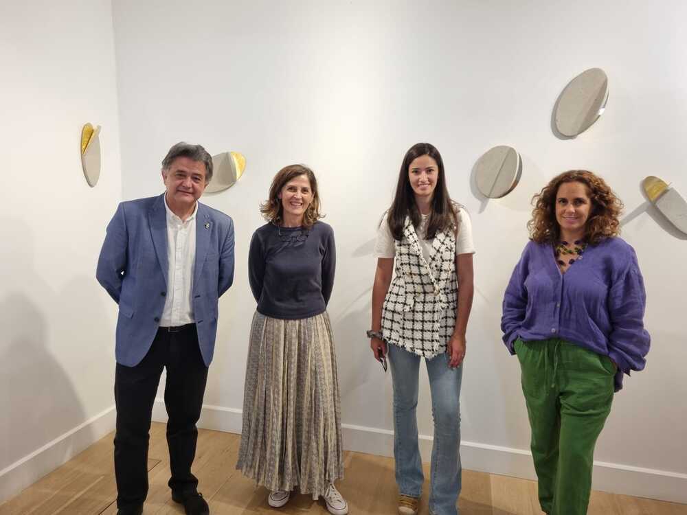 Sierra visita en Madrid la exposición de Mercedes Lara