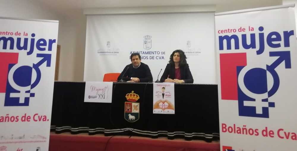 Victoria Naranjo, junto al alcalde de Bolaños de Calatrava, Miguel Ángel Valverde, durante una rueda de prensa 