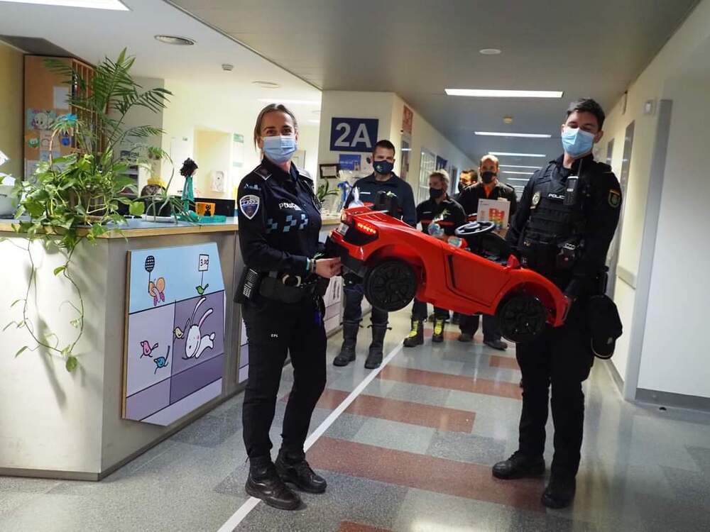 Niños hospitalizados disfrutan de coches de policía y bomberos