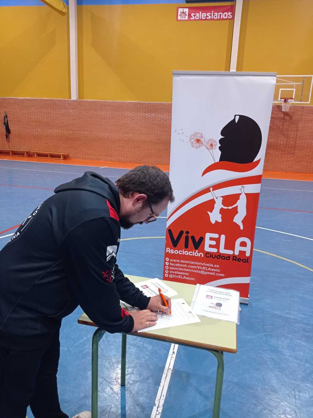 Gonzalo Barrera, de la asociación VivELA, firmando el acuerdo.